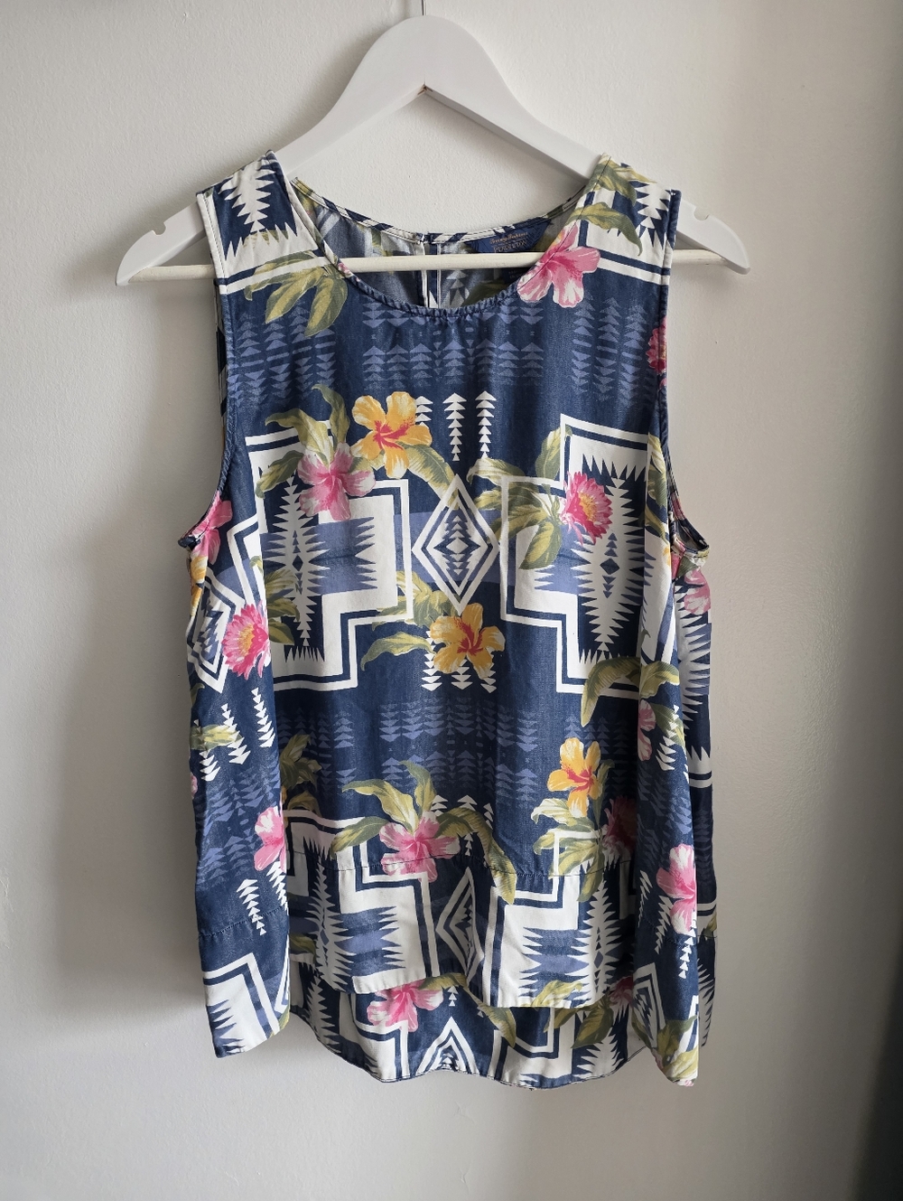 Tommy Bahama & Pendleton Aloha Harding Sleeveless shirt. Size Large